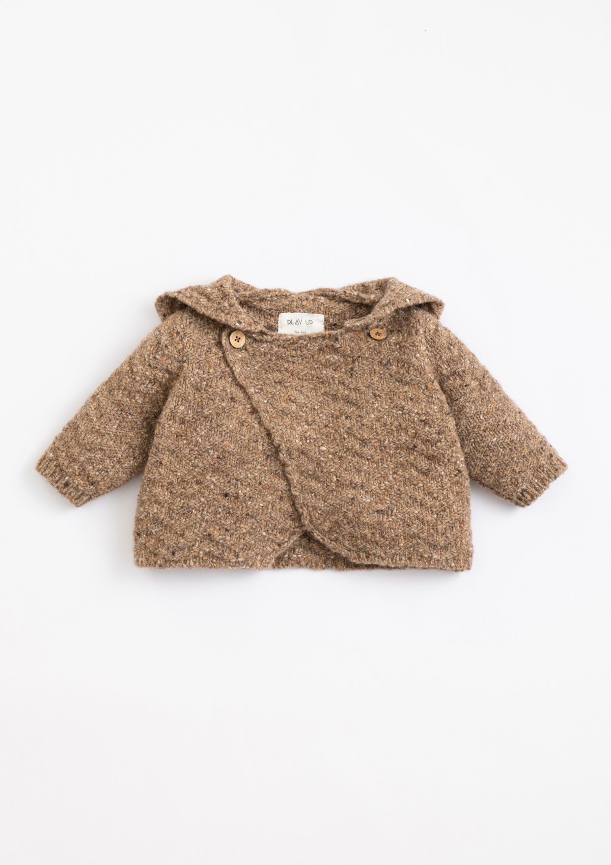 Casaco tricot com fibras recicladas e capucho| Illustration - PLAYUP